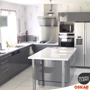 cuisine avec ilot central grise et brillante style design