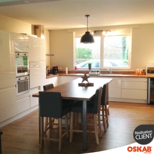 cuisine chaleureuse et moderne blanche brillante design