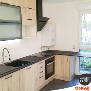 cuisine noire et bois moderne avec coin repas oskab