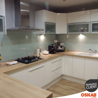 grande cuisine moderne ouverte en u blanche et bois  oskab